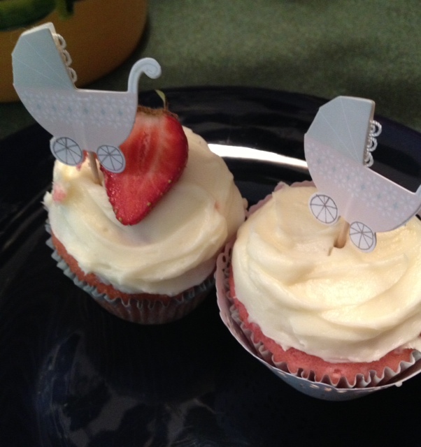 Adorable and delicious strawberry cream cheese cupcakes from Taryn